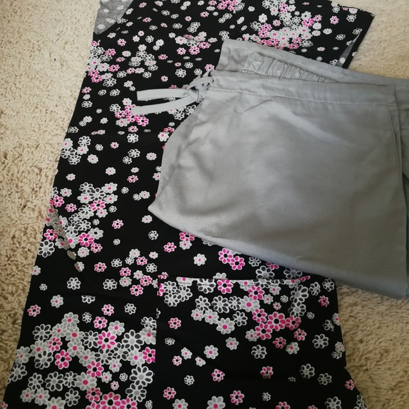 Cherokee Women's scrub set - Picture 2 of 4